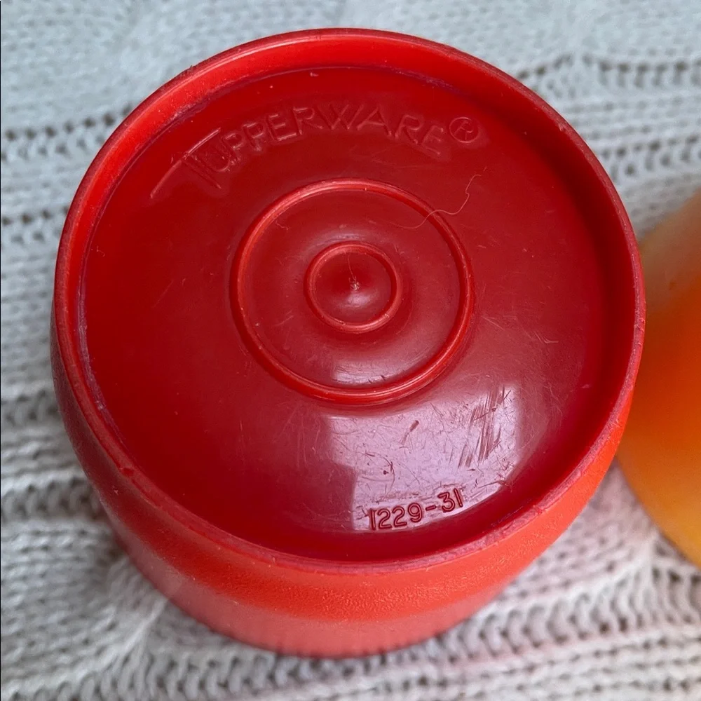 VTG Tupperware snack cups 4 oz round containers  model number 1229 with Lids